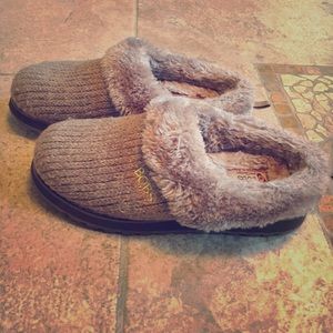 Woman's Skechers  7 1/2 Memory Foam Flip On Shoes.